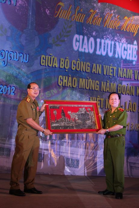 Hình ảnh đêm giao lưu nghệ thuật giữa Bộ Công an Việt Nam và Bộ Ev88 3676 link không bị chặn Lào chào mừng năm đoàn kết hữu nghị Việt Nam - Lào 2012